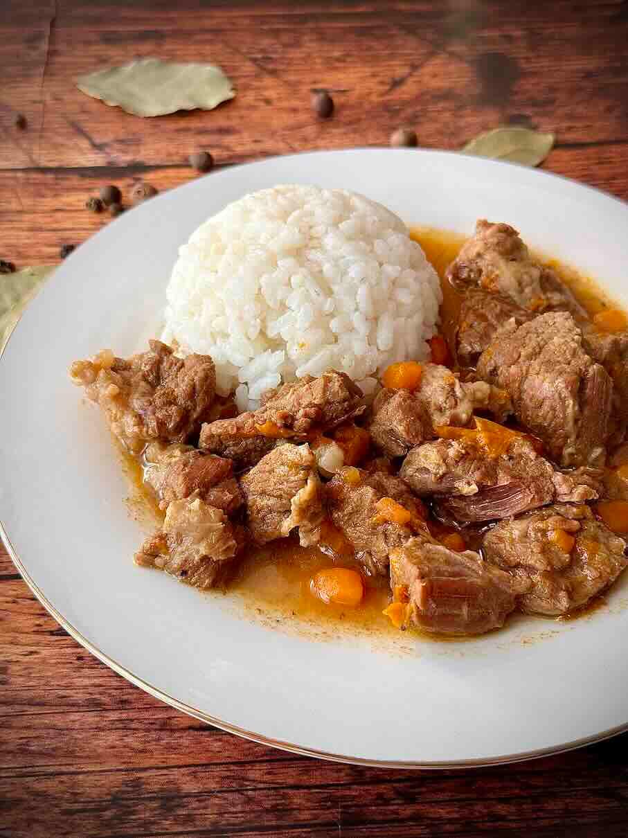 Тас кебап с телешко месо и варен ориз