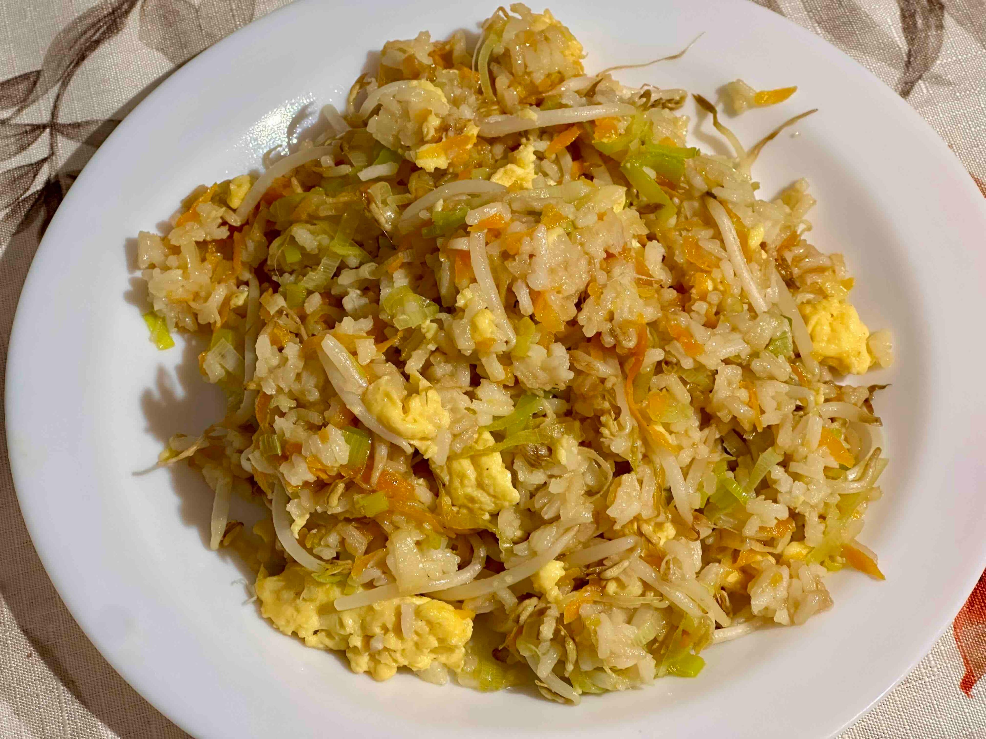 Пържен ориз с яйца и кълнове