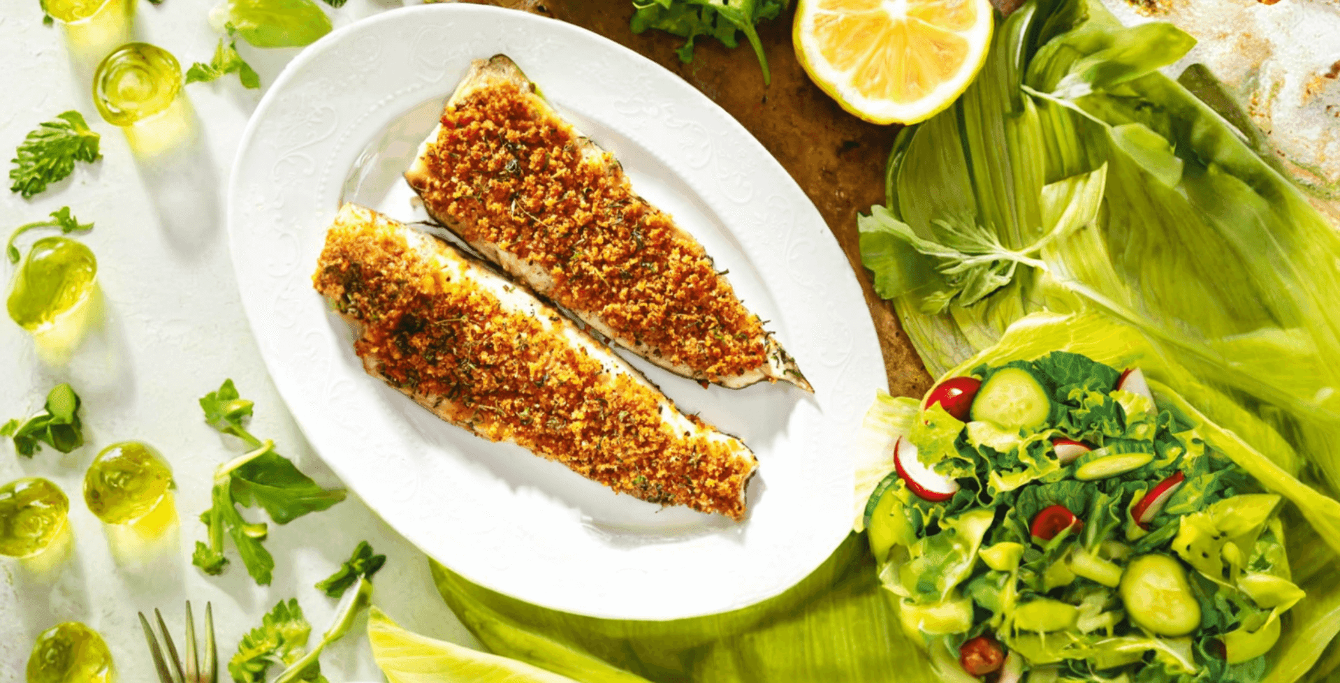 Филе от пъстърва с билкова коричка и зелена салата