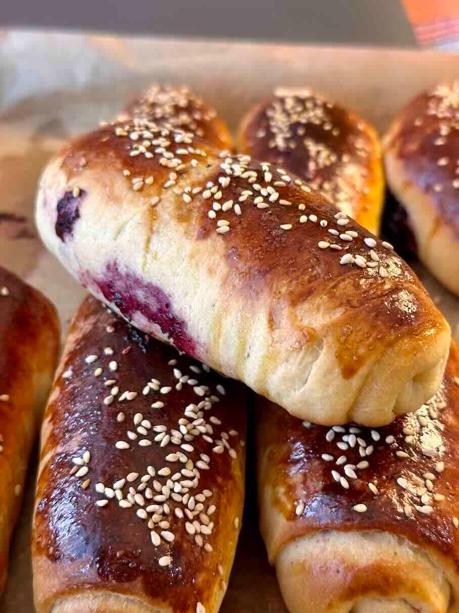 Кифлички със сладко от боровинки