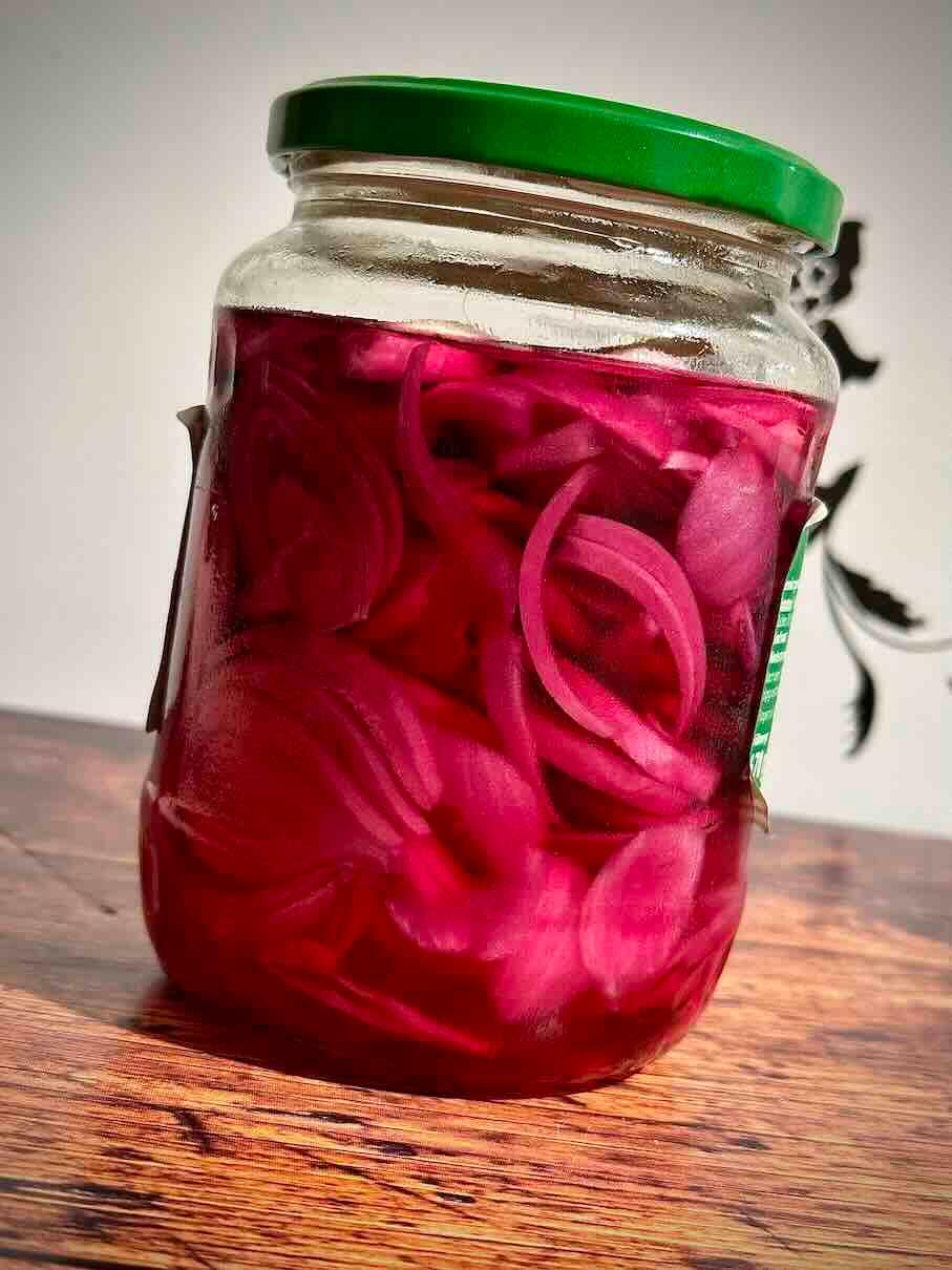 Бърз и лесен маринован червен лук