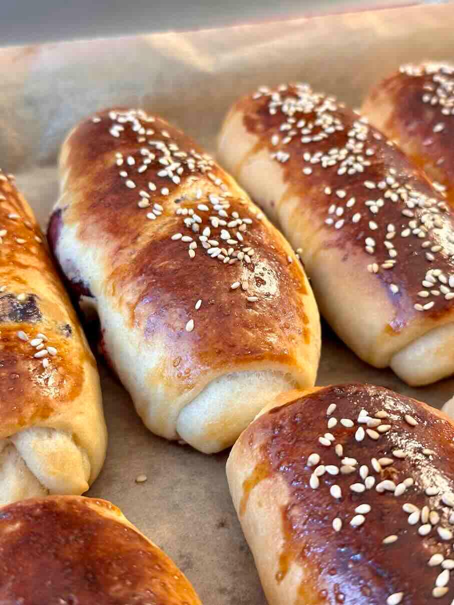 Кифлички със сладко от боровинки